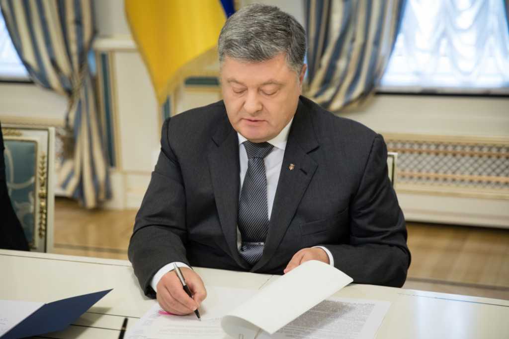 Порошенко подписал приказ об увольнении: Что известно о громкой отставке в аппарате Президента