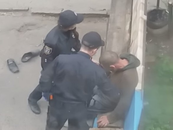 Скандал с полицией: В Харькове копы, что издеваются над мужчиной, попали на видео