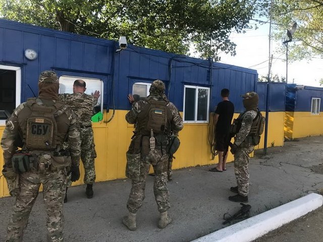 Брал по 20 тысяч в день: На Одесской таможни с поличным задержали инспектора