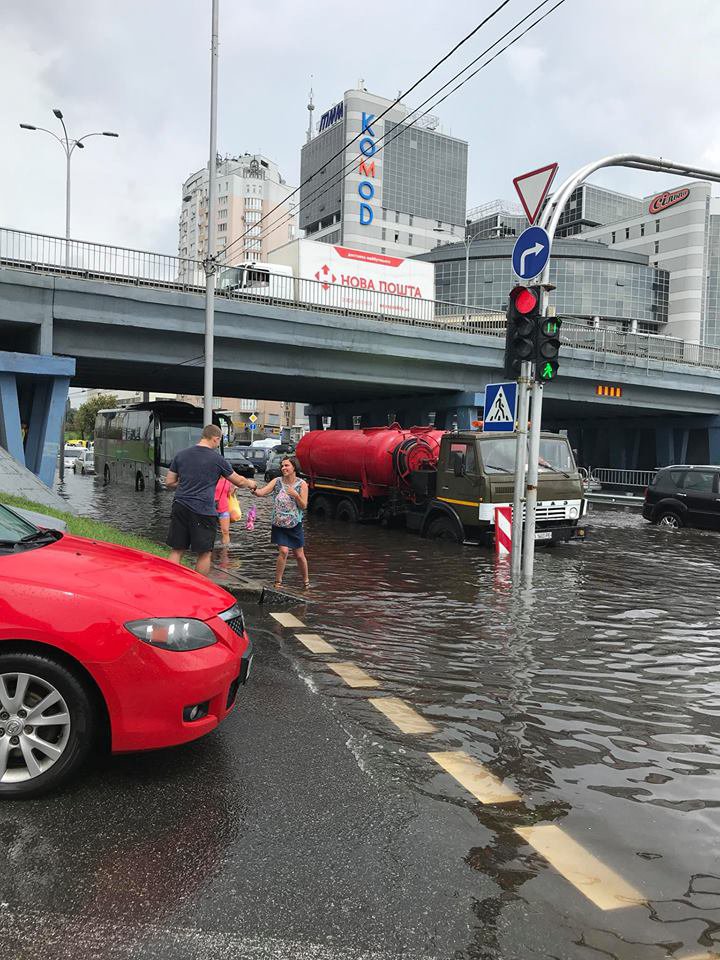 «Автомобили двигались по окна в воде»: В Сети показали последствия ливня в Киеве