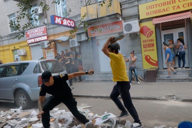 «Били и травили газом»: Появились новые подробности массовой драки граждан и полицейских в Днепре