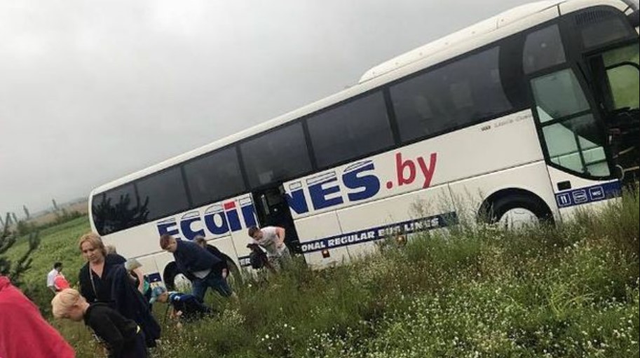 Водитель уснул за рулем: в Киевской области слетел с дороги автобус с иностранцами