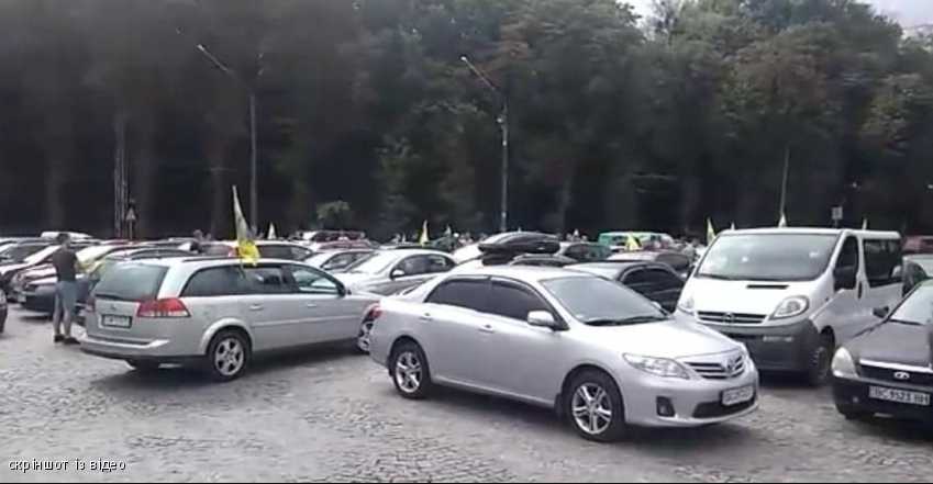 Десятки автомобилей заполонили улицу: во Львове активисты требуют переизбрать руководителя таможни