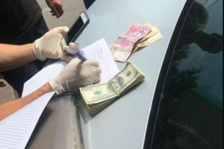 Прокурор в Винницкой области попался на взятке в 6000 долларов