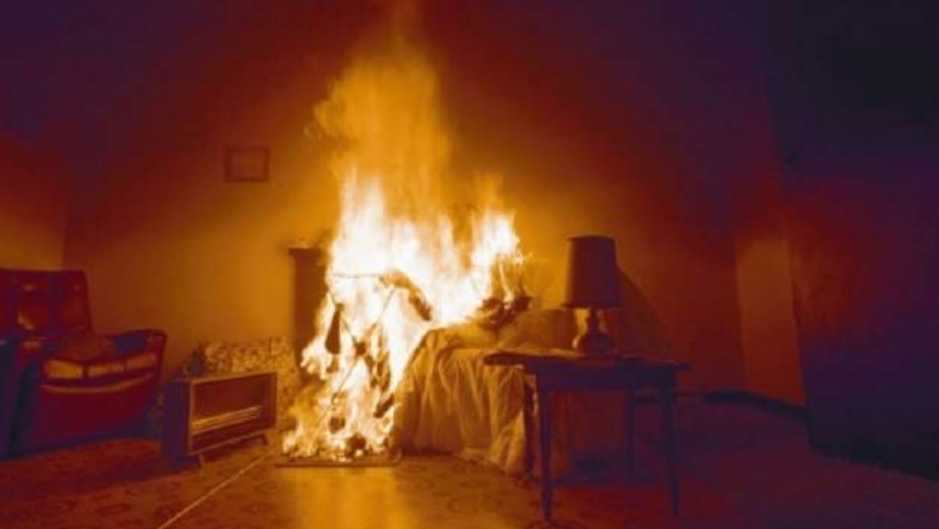 Пытались сжечь заживо всю семью: неизвестные бросили «коктейль Молотова» прямо в кровать супругов