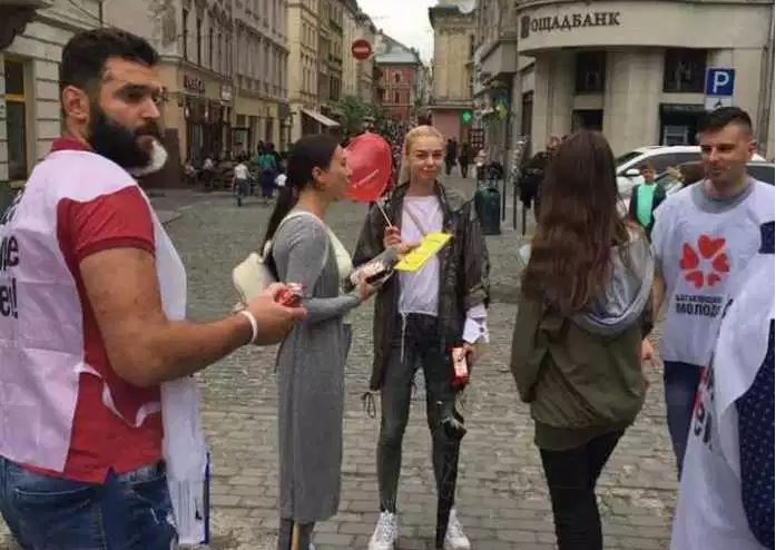«Креатив еще тот!»: Как люди Тимошенко раздавали вафли в центре Львова