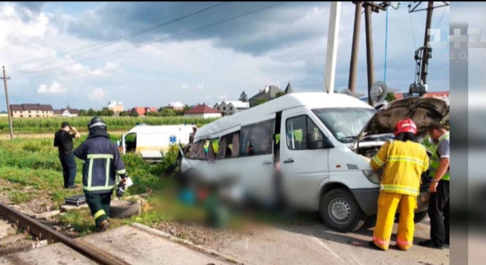 Смертельное ДТП на Буковине: Автобус с пассажирами попал под товарный поезд