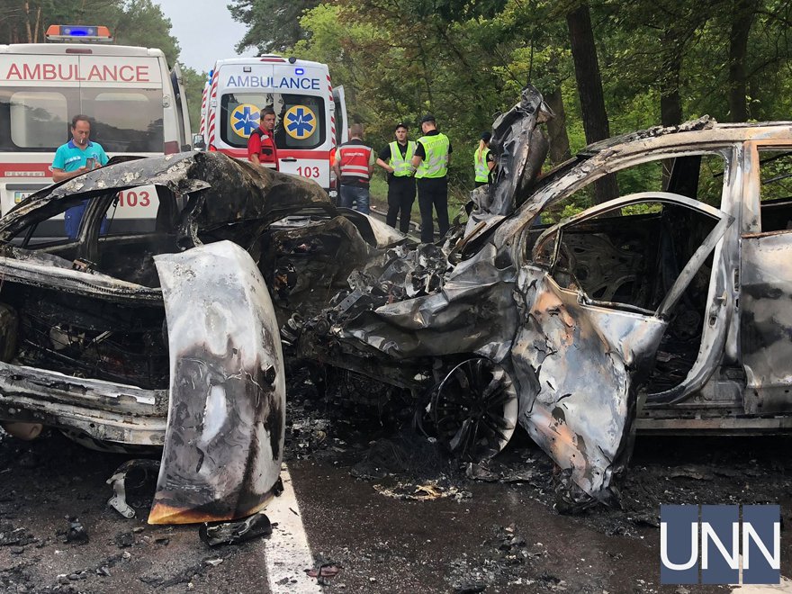 «Люди сгорели в машинах»: Лобовое столкновение под Киевом унесло жизни троих человек