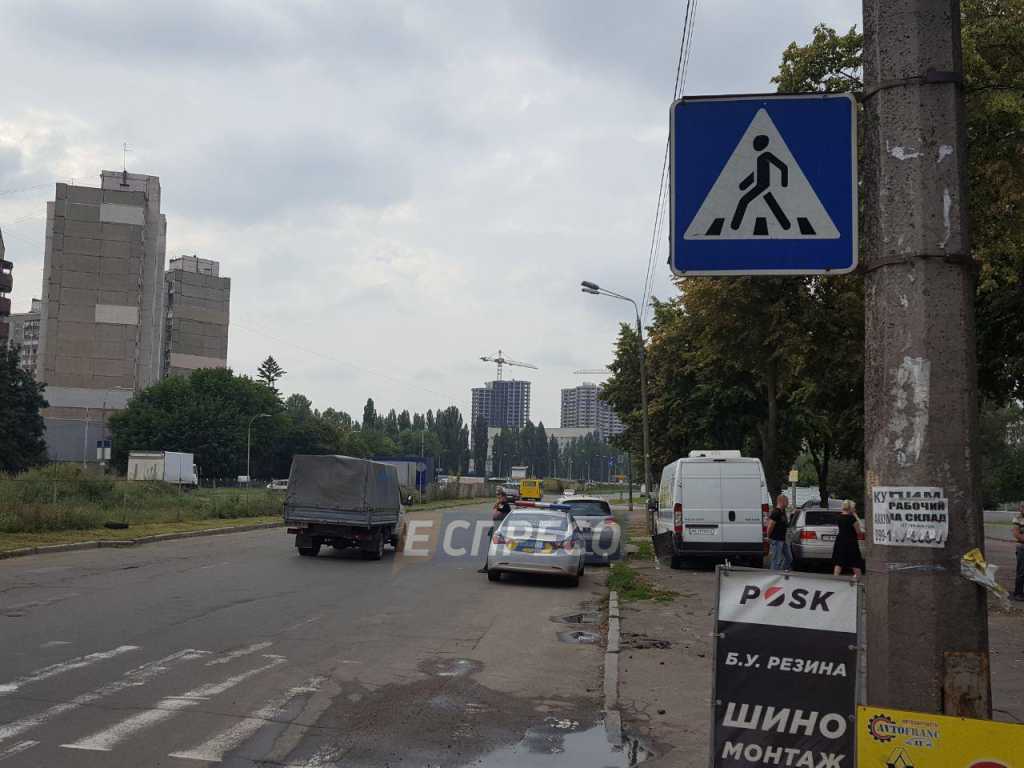 «Протянул еще 10 метров»: В Киеве автомобиль на пешеходном переходе сбил молодую женщину