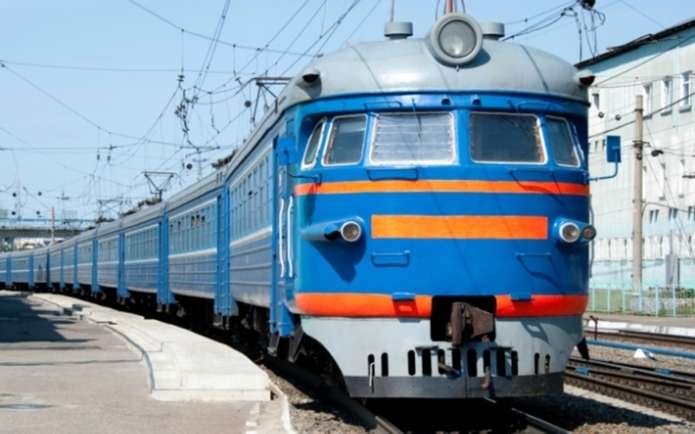 «Люди падали с верхних полок»: В Запорожской области из-за неосторожности пассажирский поезд столкнулся с локомотивом