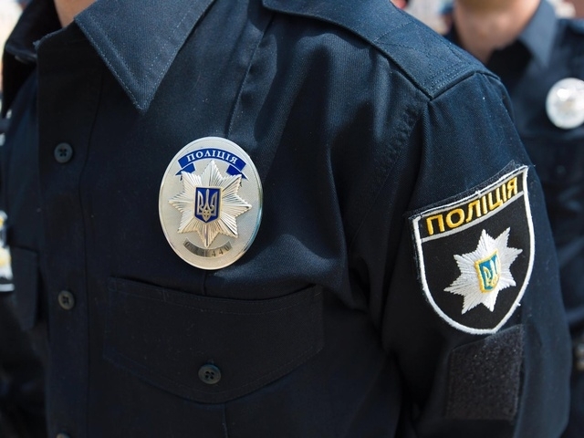 «Упала посреди улицы»: во Львове патрульный спас женщину