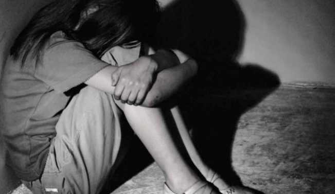 Похитил 13-летним ребенком: Мужчина в течение 15 лет насиловал девушку, держа взаперты в пещере