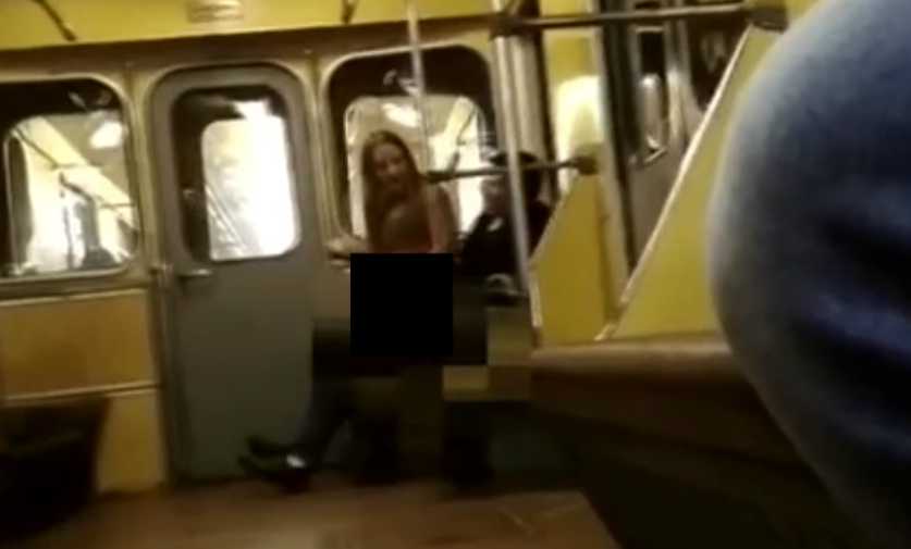 «Как собаки!»: Парочка занялась нежности прямо в полном людей вагоне метро