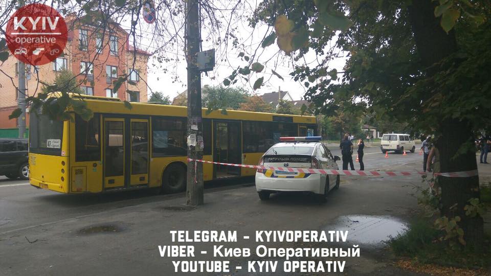 В Киеве неадекватный мотоциклист расстрелял автобус с пассажирами. Первые подробности