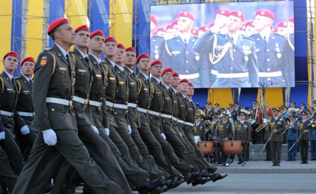 «Чертовщина какая-то»: В Киеве на параде один за другим теряли сознание солдаты, просочились кадры