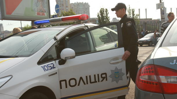 Скандал в Ровном: Любители дрифтингу устроили драку и протянули полицейского на капоте