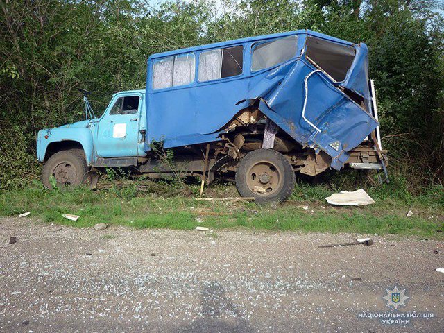 Жуткая ДТП в Донецкой области: Легковушка на большой скорости столкнулся с грузовиком