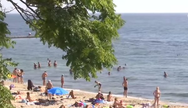 Еще немного и ребенка бы не спасли: В Одессе горе-мать оставила младенца умирать на пляже