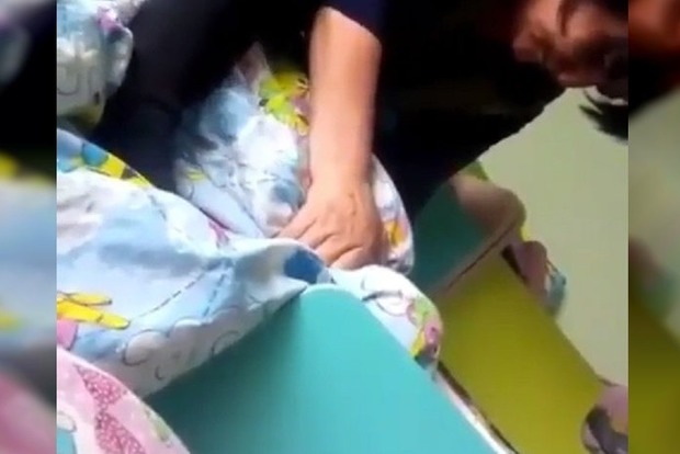 Неадекватная воспитательница душила одеялом девочку, которая плакала