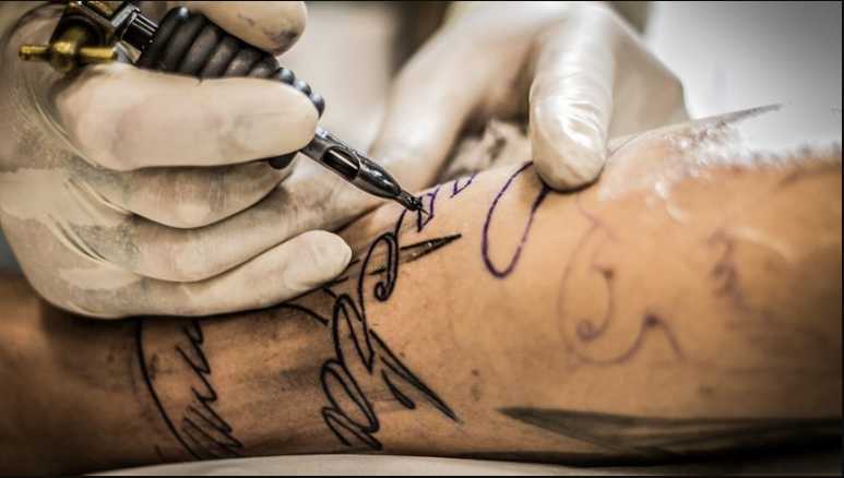 «Начали отказывать органы»: В Киеве из-за татуировки парень впал в кому