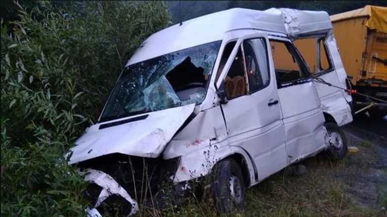 Смертельное ДТП во Львовской области: лоб в лоб столкнулись грузовик и микроавтобус