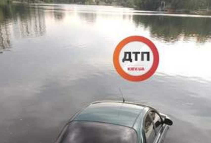 «Остается только догадываться» В Киеве легковушка утонул в озере
