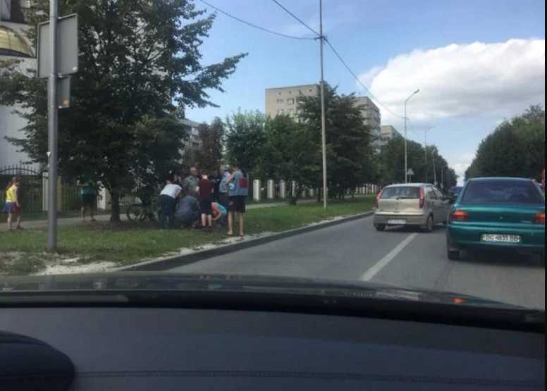 Ребенка отбросило на газон: Во Львове Mazda сбила 7-летнего мальчика