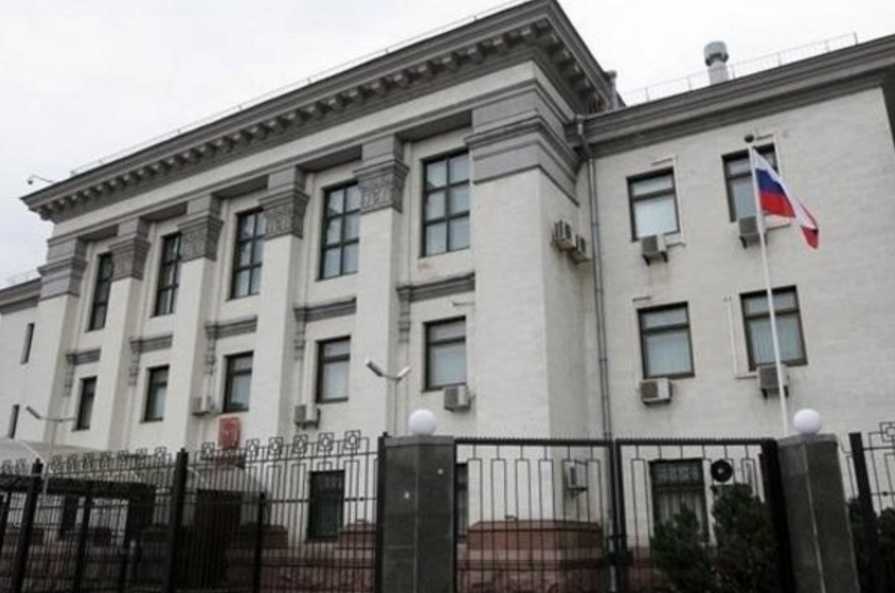 Поквитались? В Киеве атаковали консульство России, детали инцидента
