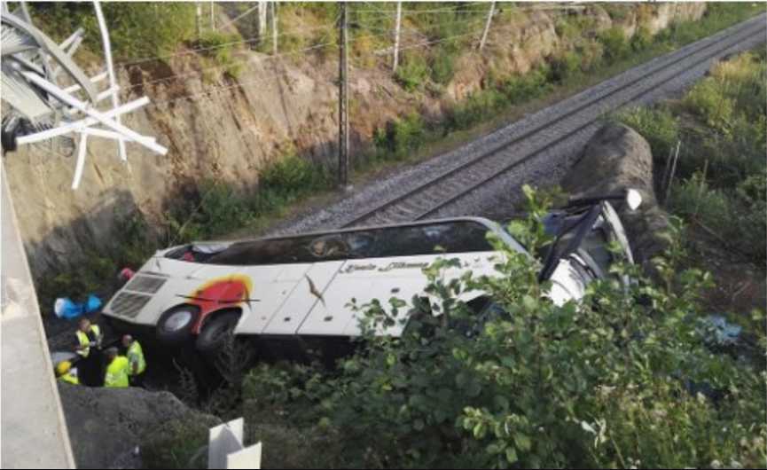 В Европе пассажирский автобус упал с моста, много раненых и погибших (ФОТО)