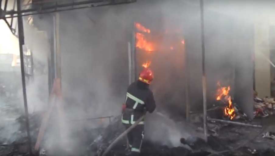 В Хмельницком вспыхнул пожар на вещевом рынке
