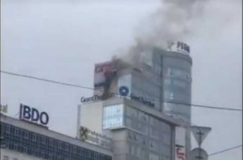 Небо покрыто едким черным дымом: в Киеве горит крупный бизнес-центр