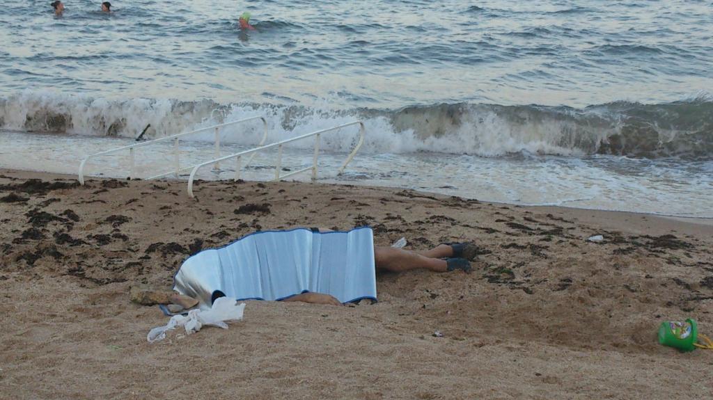 «Оставили его на пляже»: В гибели туриста на украинском курорте обвинили полицию