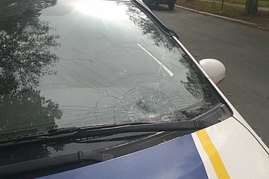 Прокатила на лобовом стекле: в Украине полицейская сбила женщину на переходе