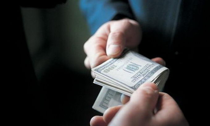 В Черновцах на взятке в $ 4500 поймали следователя