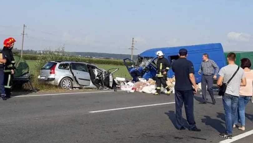 Смертельное ДТП на Прикарпатье: Автомобиль на большой скорости столкнулся с пассажирским автобусом, погибли дети