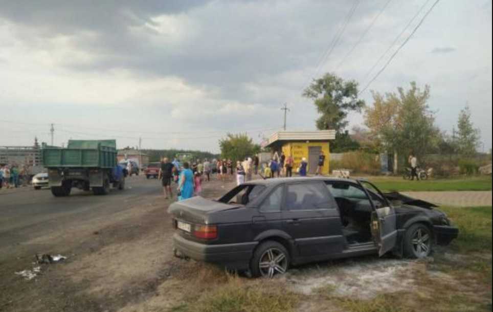 Под Харьковом автомобиль на полном ходу влетел в остановку: есть жертвы