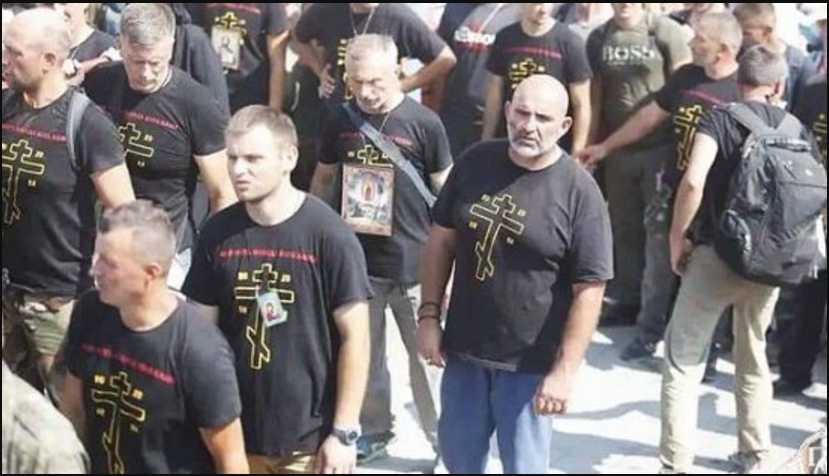 «Приготовьтесь к войне!»: Почему молодые в провокационный футболках пришли к Почаевской лавры