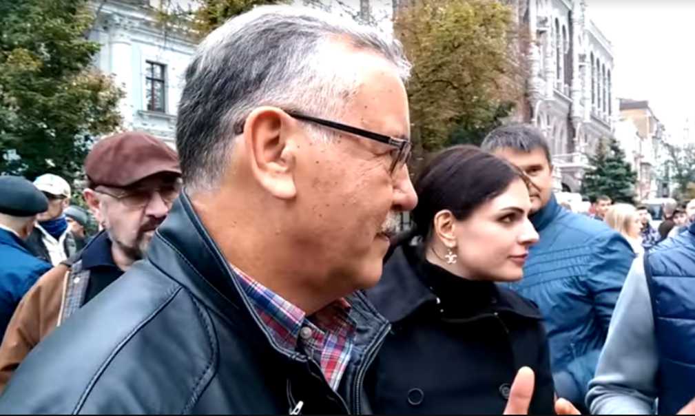 «Ты такая же п@даль как и Порошенко!»: Митингующие на Банковой напали на Анатолия Гриценко