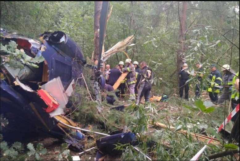 Спасатели не могли добраться до пострадавших: в центре Киева разбился вертолет