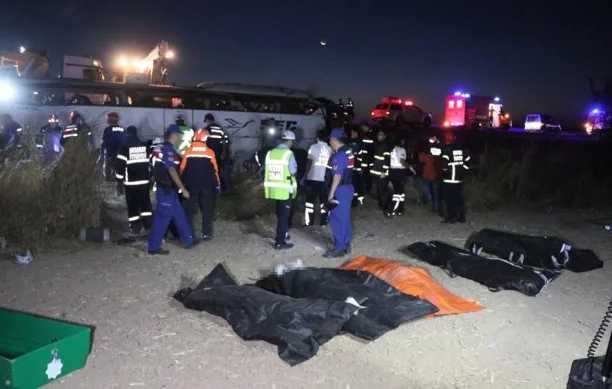 В Турции перевернулся пассажирский автобус: погибли шесть человек, 43 пострадали