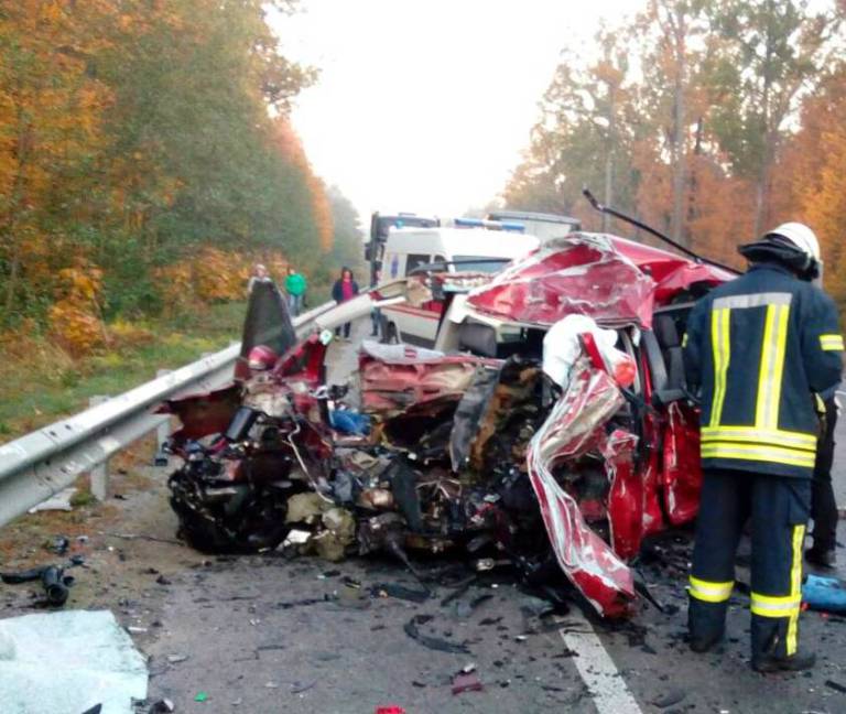 Жуткая ДТП на Киевщине: Легковушка на большой скорости врезался в грузовик, есть жертвы