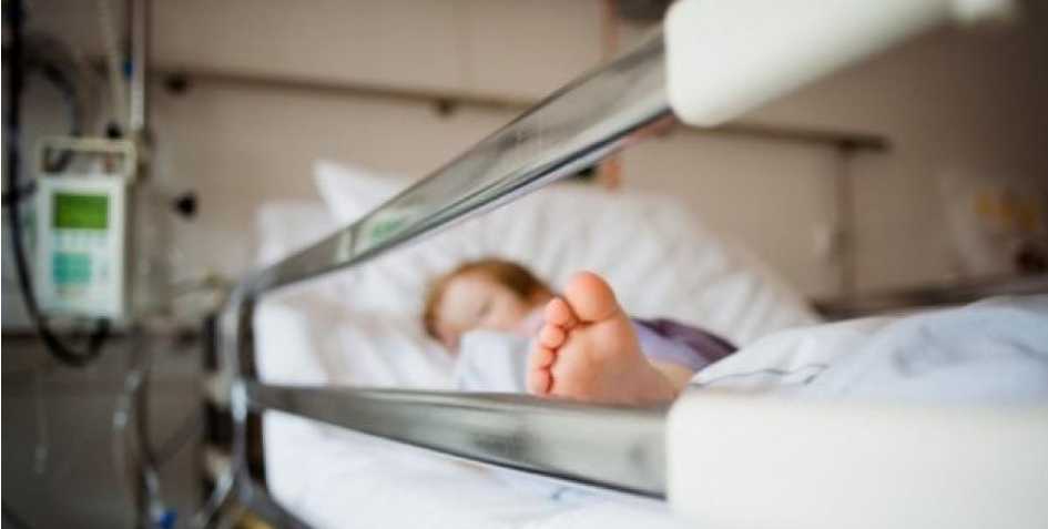 За жизнь младенцев борются врачи: В Днепре горе мать довела до тяжелого истощения и отравления двух близнецов