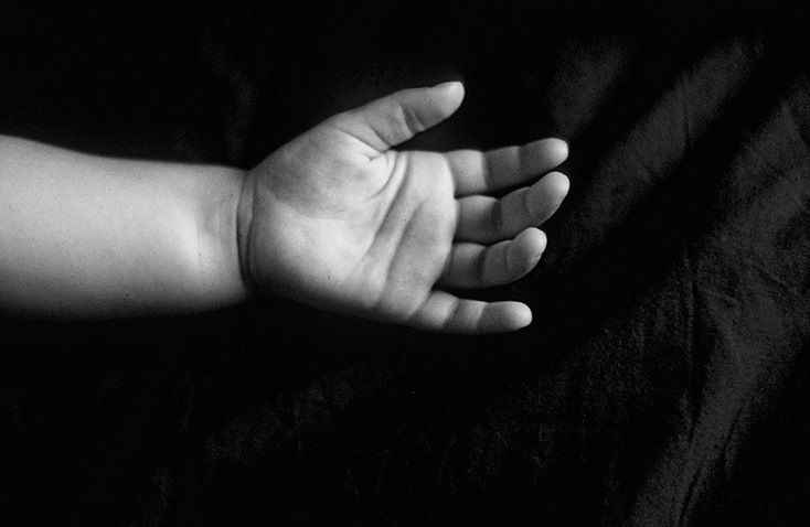 «На живот роженицы ребенка положили уже мертвым»: После тяжелой травмы в роддоме умер младенец