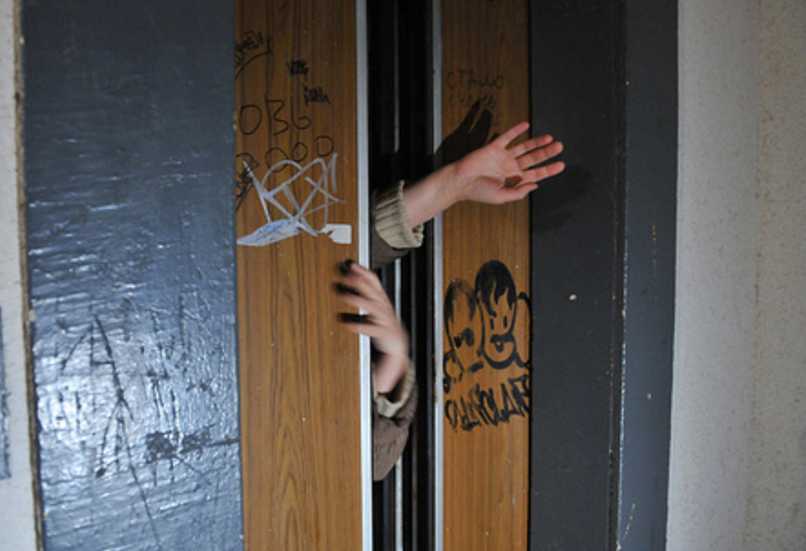 Напал в лифтовой кабине: в Николаеве средь бела дня зверски изнасиловали ребенка