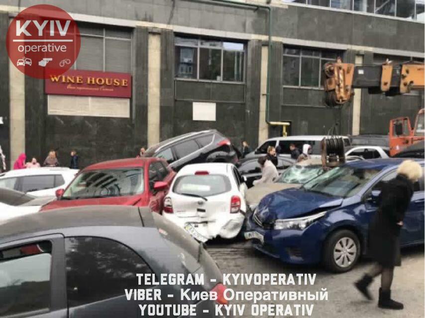 В центре Киева КамАЗ без тормозов снес 10 авто: первые подробности жуткой ДТП