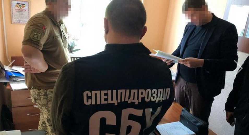 «Поймали на горячем»: На взятки задержали чиновника областного военкомата