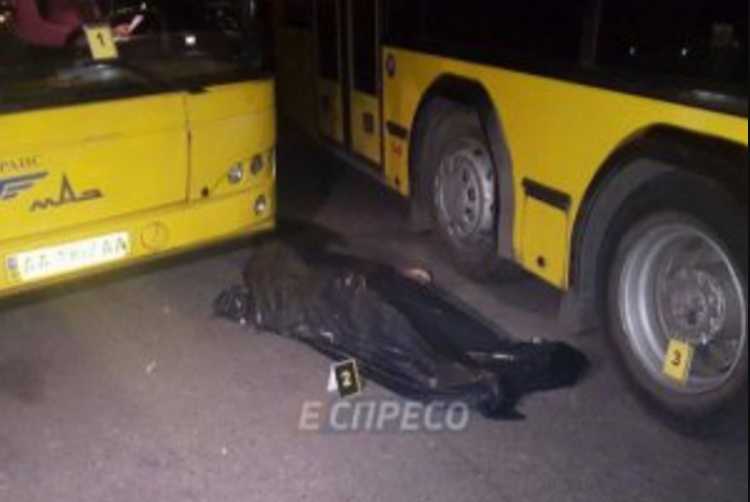 «Стальные объятия»: невинную женщину насмерть зажало между автобусами