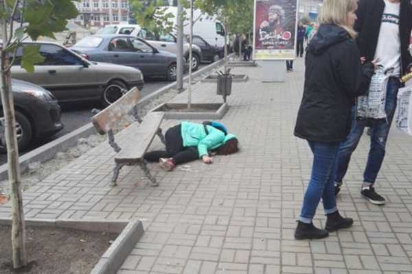 Умирал прямо на улице и никто не обращал внимание: под Киевом произошел вопиющий инцидент с 14-летней девочкой