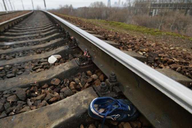 Зрелище не для слабонервных: под Киевом девушку в наушниках разорвал на части поезд