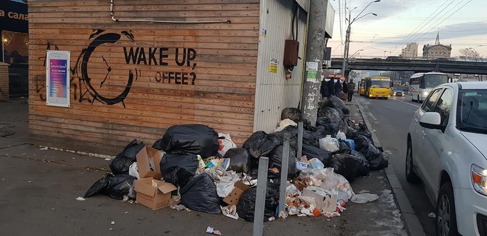 Киев утопает в мусоре: в сети показали печальные фото столицы